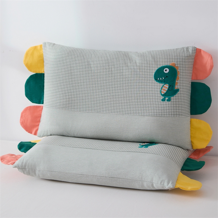 91家纺网 家纺一手货源 找家纺 大熊枕芯  2025新款贴布绣全棉水洗棉儿童荞麦枕 贴布绣-恐龙灰（枕套+羽丝绒内胆30*50cm）
