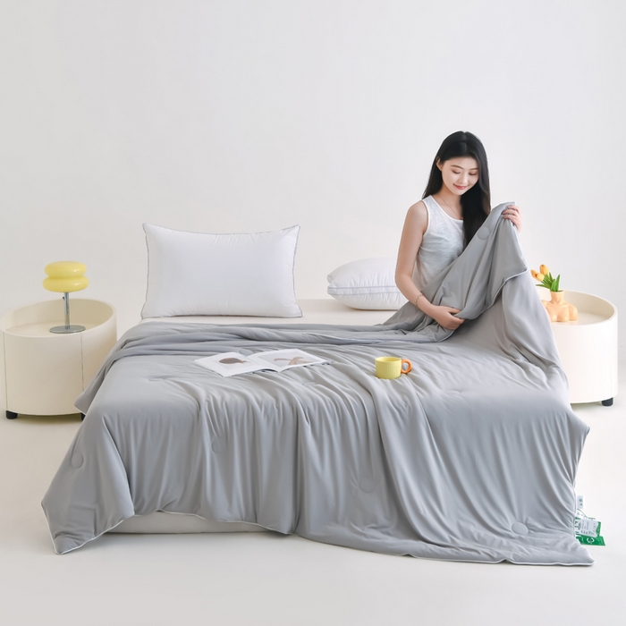 91家纺网 家纺一手货源 找家纺 圣尔雅2025新款A类高克重锦纶氨纶黑科技凉感夏被冰激凌空调被夏凉被 太空灰