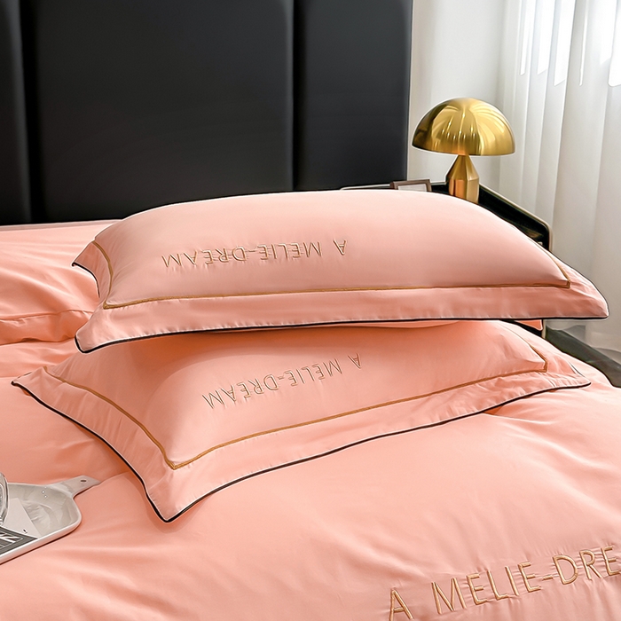 91家纺网 家纺一手货源 找家纺 宇彬家纺 2025新款直播热款13374全棉母婴级压线一字绣宽边枕套被套纯色滚边麻绳四件套贡缎新疆长绒 梦系列-玉颜粉