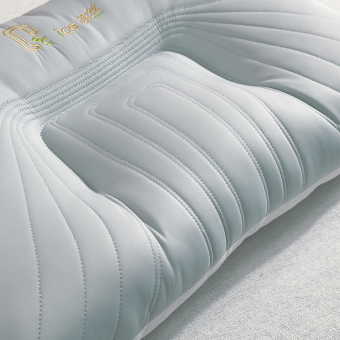 91家纺网 家纺一手货源 找家纺 大熊枕芯  2025新款spa云感刺绣冰丝枕 冰丝护颈枕冰蓝低枕一只