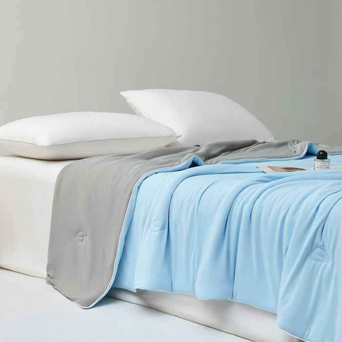 91家纺网 家纺一手货源 找家纺 欧邦 2025新款全消光冰皮凉感锦氨夏被 双拼-蓝灰