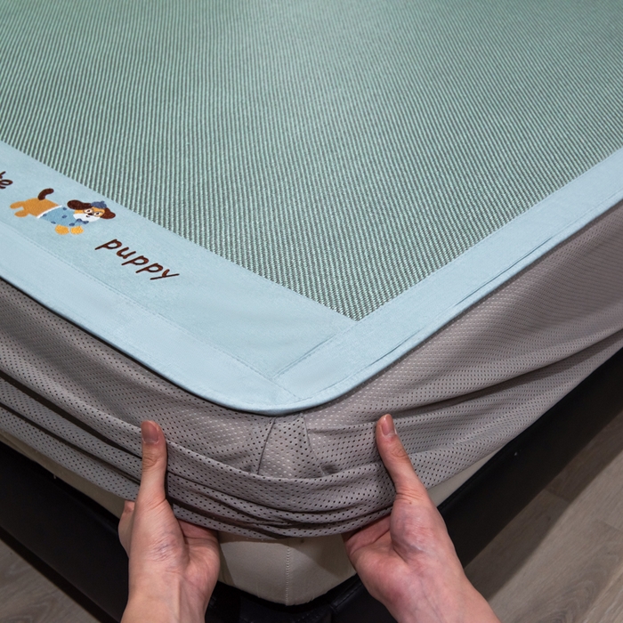 91家纺网 家纺一手货源 找家纺 倾慕家纺 2025新款倾慕刺绣冰藤席 刺绣小狗绿色床笠款