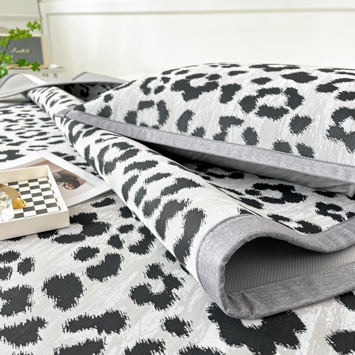 91家纺网 家纺一手货源 找家纺 子曰 2025新款高定版A类PE聚乙烯凉感凉席提花凉席床笠 豹纹-灰【平铺款】