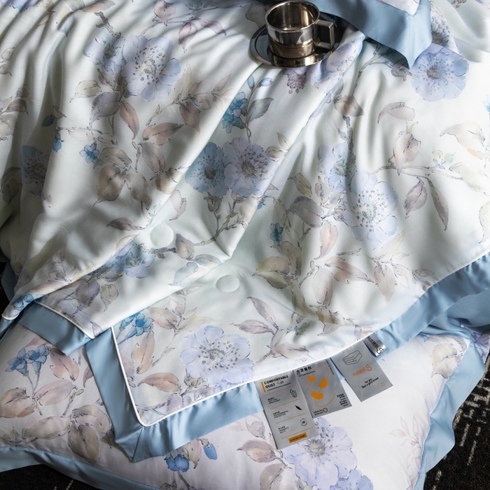 91家纺网 家纺一手货源 找家纺 金喜 2025新款天丝夏被夏凉被薄被子套件数码印花夏被四件套 悠蓝挽夏