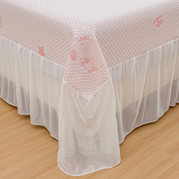 91家纺网 家纺一手货源 找家纺 春寻家纺 2025新款凉豆豆冰丝凉席席子-床裙款 卡皮巴拉-粉