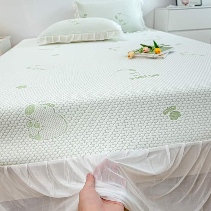 91家纺网 家纺一手货源 找家纺 春寻家纺 2025新款凉豆豆冰丝凉席席子-床裙款 卡皮巴拉-绿