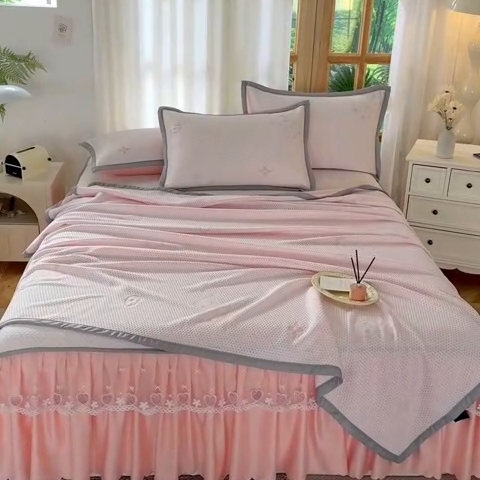 91家纺网 家纺一手货源 找家纺 品乐家纺  2025新款床裙款提花冰豆豆套件凉席席子 粉色