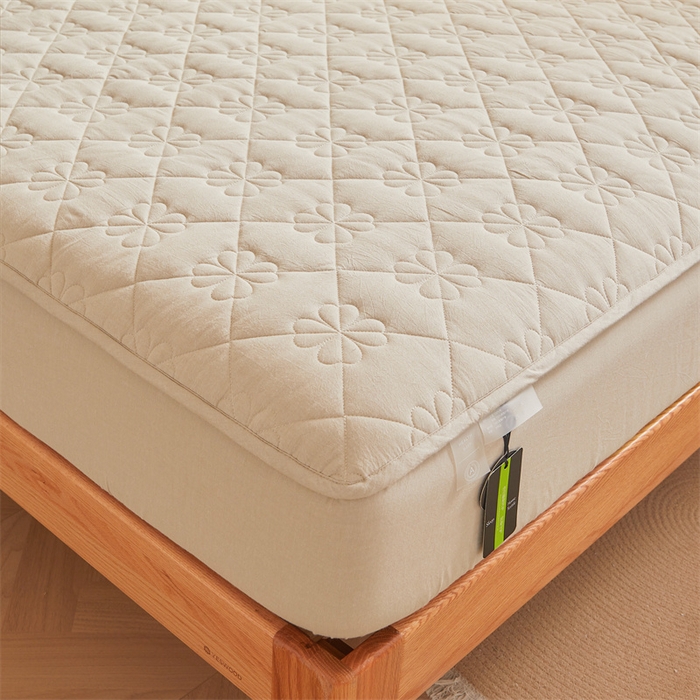 91家纺网 家纺一手货源 找家纺 3C 2025新款A类全棉四叶草防水隔脏床笠 防水 浅语-浅卡其