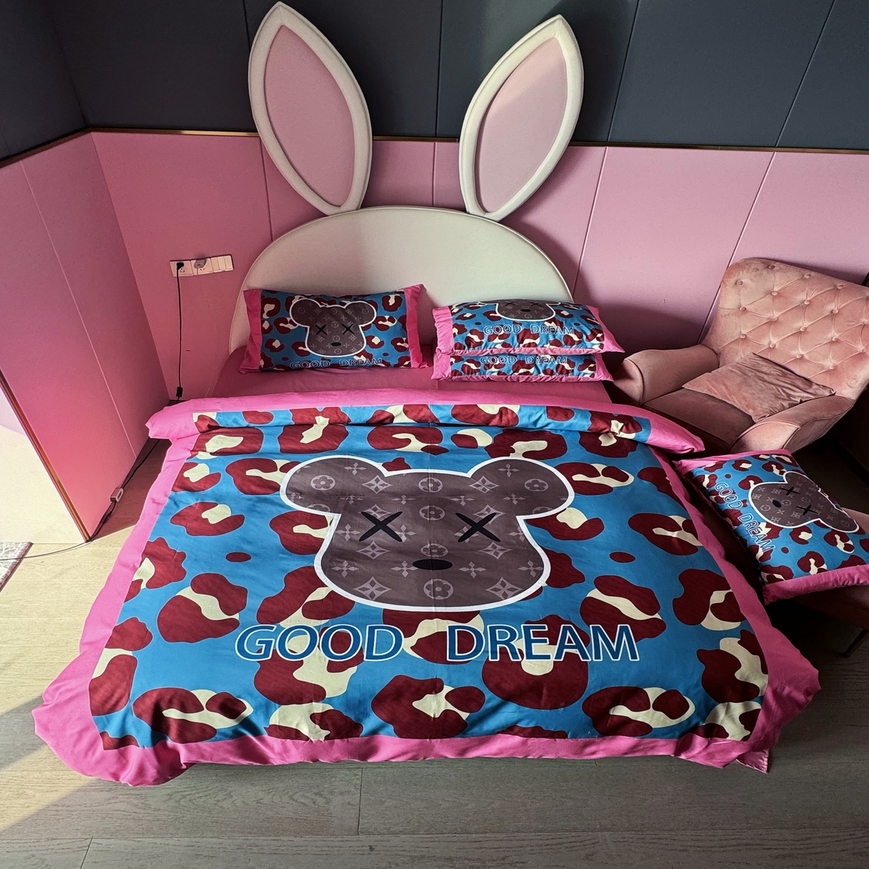 91家纺网 家纺一手货源 找家纺 丽斐 2025新款磨毛数码印花四件套 磨毛蓝粉豹纹