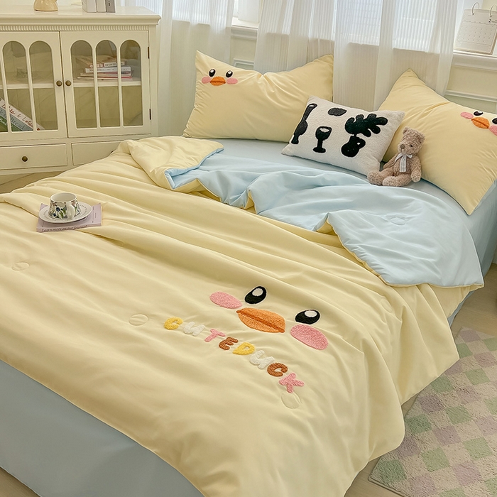 91家纺网 家纺一手货源 找家纺 眠帛家居 2025新款A类水洗皱皱纱毛巾绣夏被四件套 欢乐鸭