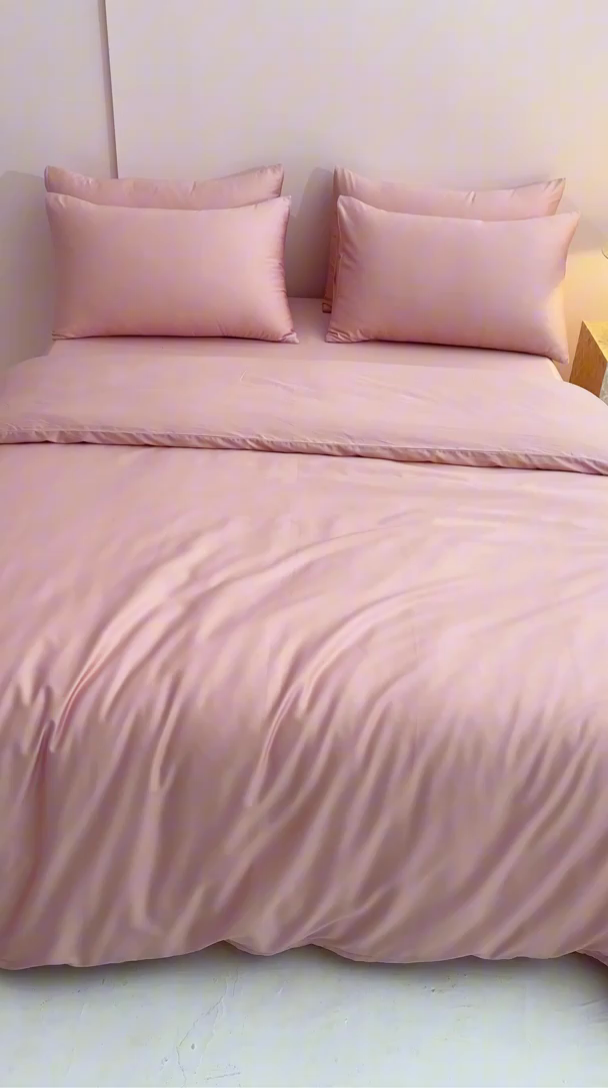 91家纺网 家纺一手货源 找家纺 闲鱼家纺 2025新款亲肤舒适60S黑标A类全棉纯色四件套单被套单床笠-风格一单被套单床笠-风格二 暖心粉