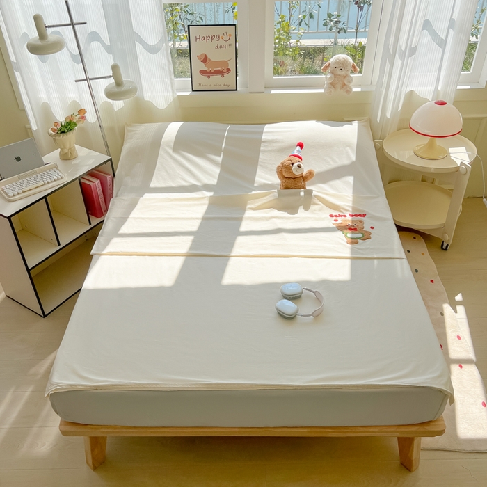 91家纺网 家纺一手货源 找家纺 柒星睡袋 2025新款款40支全棉纯色毛巾绣可拆分隔脏睡袋 蛋糕小熊 米白