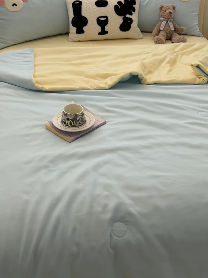 91家纺网 家纺一手货源 找家纺 眠帛家居 2025新款A类水洗皱皱纱毛巾绣夏被四件套 熊宝-天空蓝