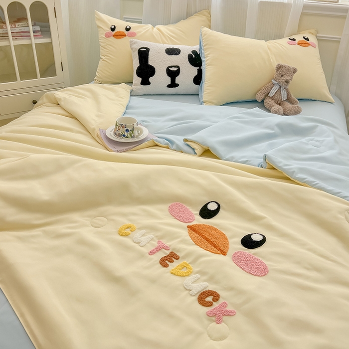 91家纺网 家纺一手货源 找家纺 眠帛家居 2025新款A类水洗皱皱纱毛巾绣夏被四件套 欢乐鸭