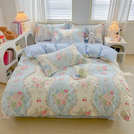 91家纺网 家纺一手货源 找家纺 莱越家纺 2025新款全棉数码印花四件套圆角床单款爱丽丝-蓝