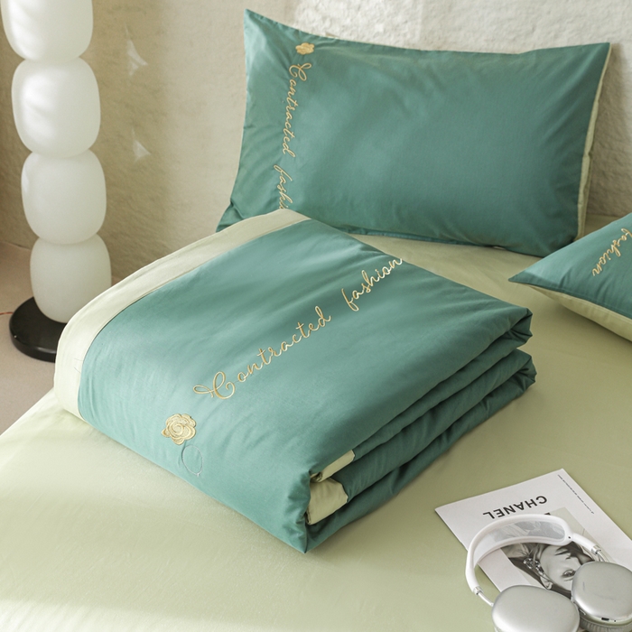 91家纺网 家纺一手货源 找家纺 简宜家居（朝初家纺） 2025新款纯棉刺绣山茶花大豆被 山茶花-水绿