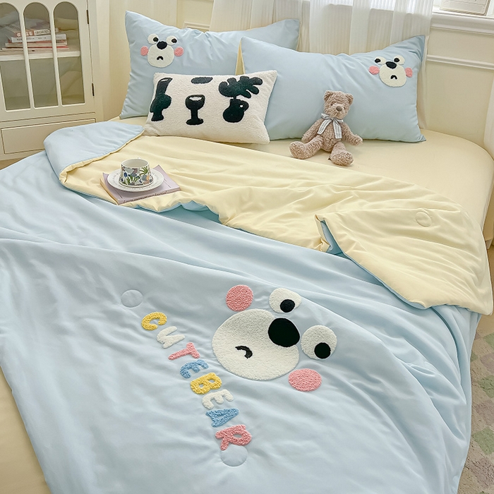 91家纺网 家纺一手货源 找家纺 眠帛家居 2025新款A类水洗皱皱纱毛巾绣夏被四件套 熊宝-天空蓝