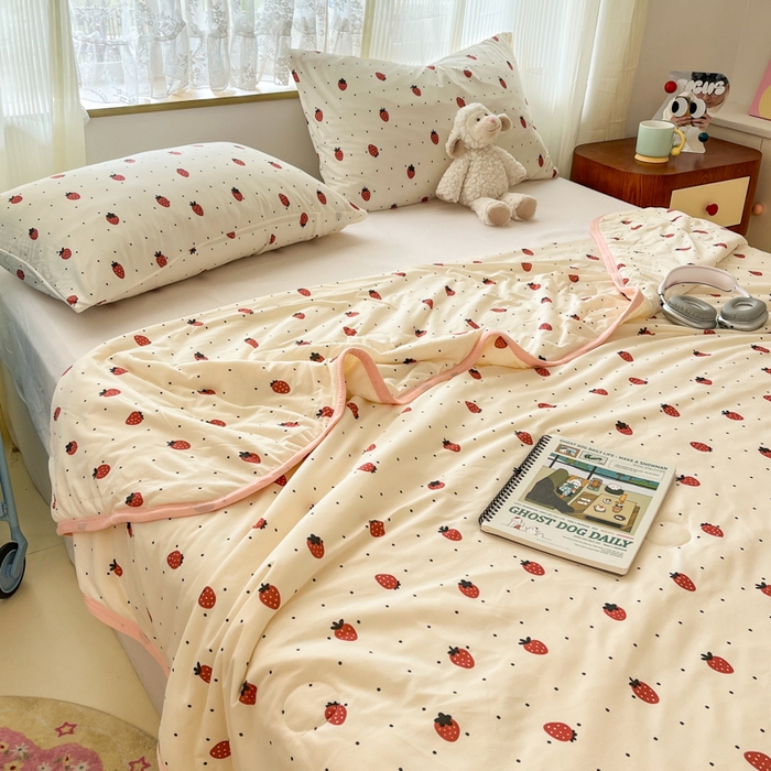 91家纺网 家纺一手货源 找家纺 葡萄家 2025新款A类母婴级大豆纤维牛奶丝针织棉夏凉被（提供买家秀）草莓点点