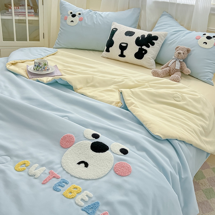 91家纺网 家纺一手货源 找家纺 眠帛家居 2025新款A类水洗皱皱纱毛巾绣夏被四件套 熊宝-天空蓝