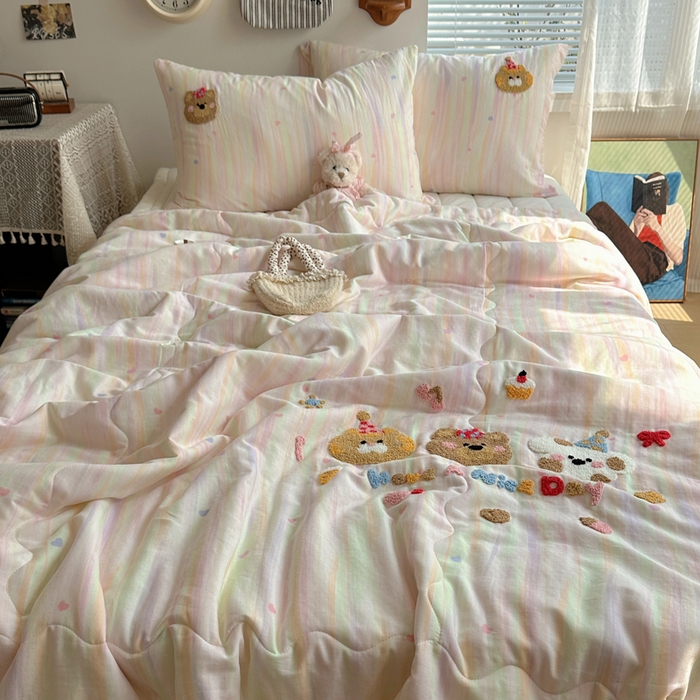 91家纺网 家纺一手货源 找家纺  曼町家居 全棉双层纱毛巾绣夏被三件套 萌趣熊抱