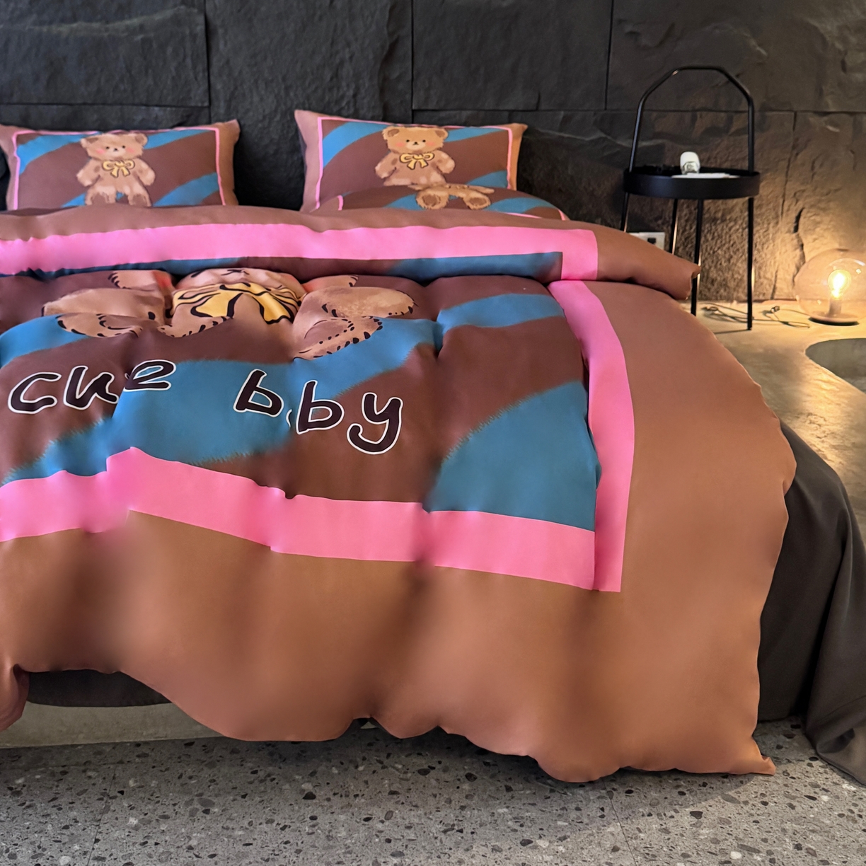 91家纺网 家纺一手货源 找家纺 丽斐 2025新款磨毛数码印花四件套 磨毛咖蓝beat