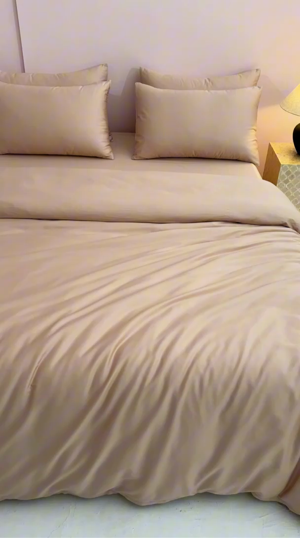 91家纺网 家纺一手货源 找家纺 闲鱼家纺 2025新款亲肤舒适60S黑标A类全棉纯色四件套单被套单床笠-风格一单被套单床笠-风格二 奶咖杏