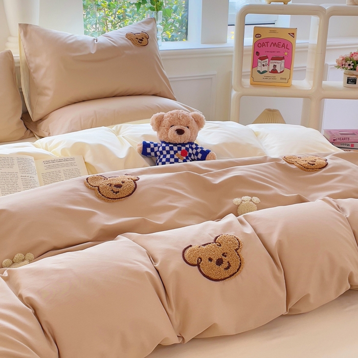 91家纺网 家纺一手货源 找家纺 锦觅家纺  2025新款奶油小清新毛巾绣全棉纯棉四件套-风格一（专版散花必须控价） 萌趣小熊