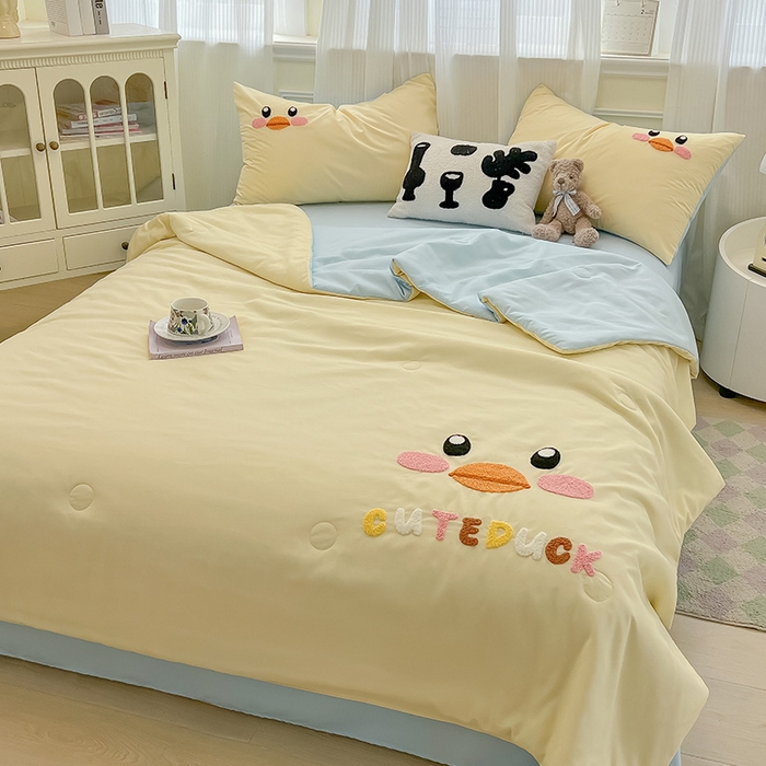 91家纺网 家纺一手货源 找家纺 眠帛家居 2025新款A类水洗皱皱纱毛巾绣夏被四件套 欢乐鸭