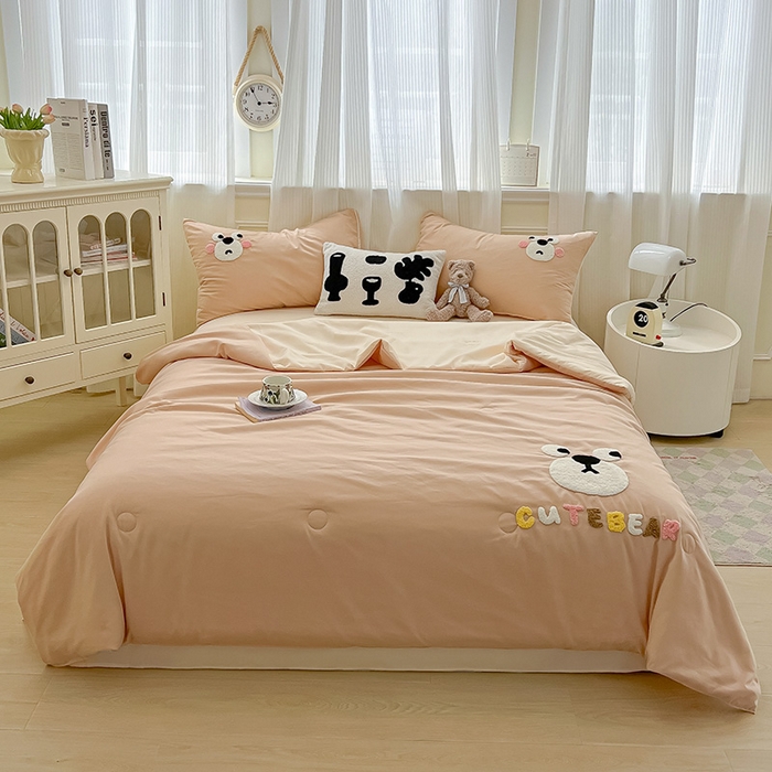 91家纺网 家纺一手货源 找家纺 眠帛家居 2025新款A类水洗皱皱纱毛巾绣夏被四件套 熊宝-奶茶