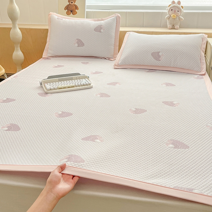 91家纺网 家纺一手货源 找家纺 绣女坊 2025新款冰豆豆提花凉席三件套 草莓