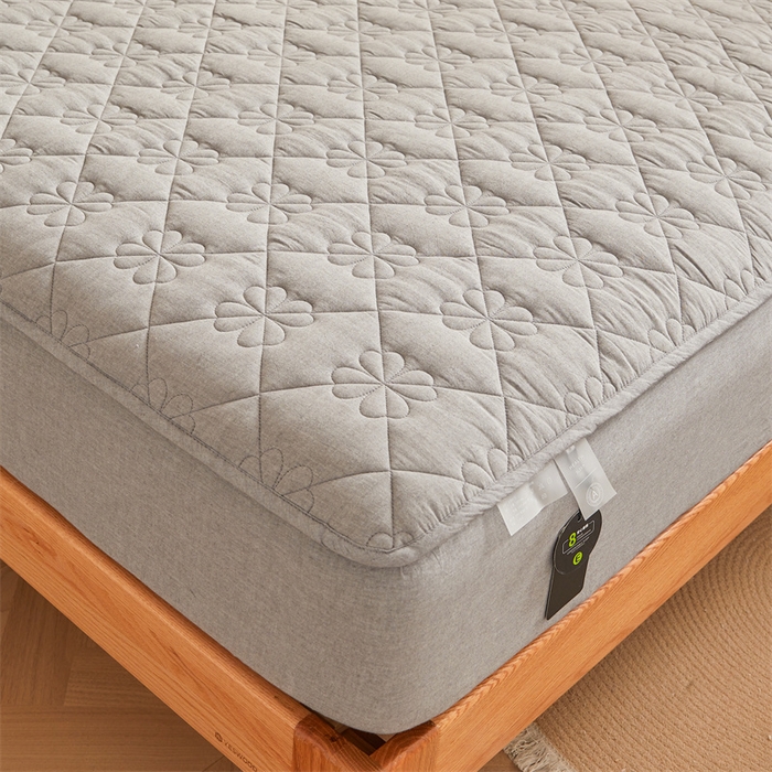 91家纺网 家纺一手货源 找家纺 3C 2025新款A类全棉四叶草防水隔脏床笠 防水 浅语-云雾灰