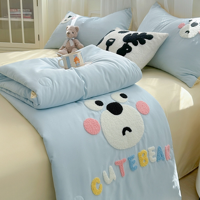 91家纺网 家纺一手货源 找家纺 眠帛家居 2025新款A类水洗皱皱纱毛巾绣夏被四件套 熊宝-天空蓝