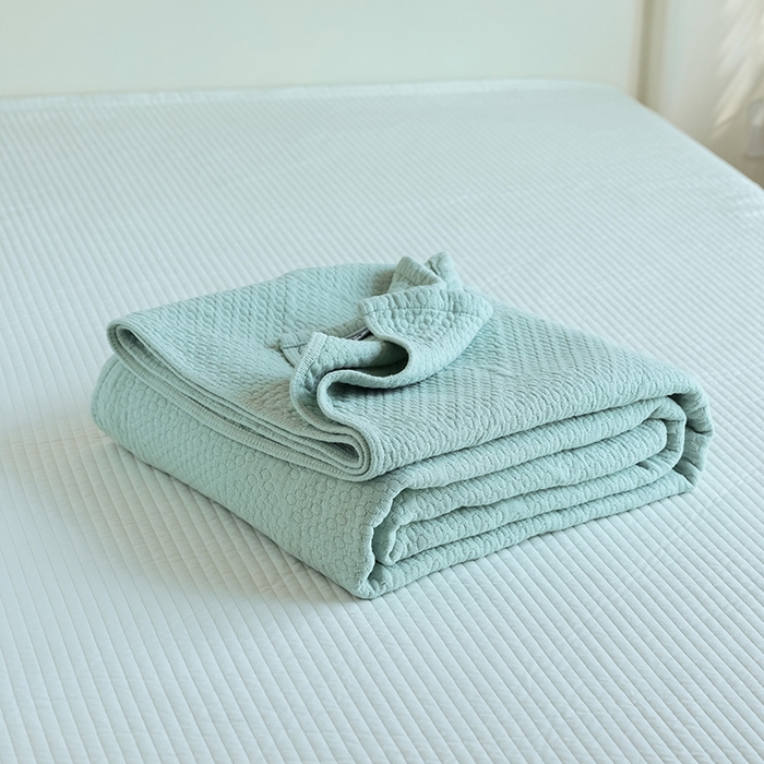 91家纺网 家纺一手货源 找家纺 雯雨家纺2025新款A类全棉加厚六层纱提花纯色盖毯 六层纱-浅绿