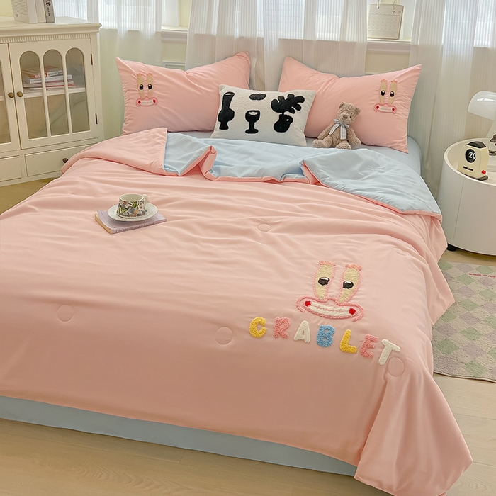 91家纺网 家纺一手货源 找家纺 眠帛家居 2025新款A类水洗皱皱纱毛巾绣夏被四件套 蟹先生