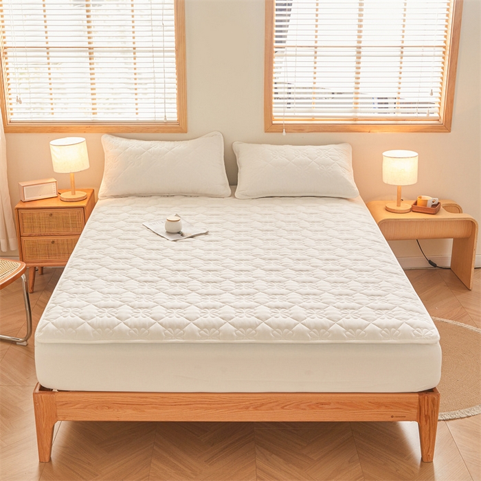 91家纺网 家纺一手货源 找家纺 3C 2025新款A类全棉四叶草防水隔脏床笠 防水 浅语-云朵白