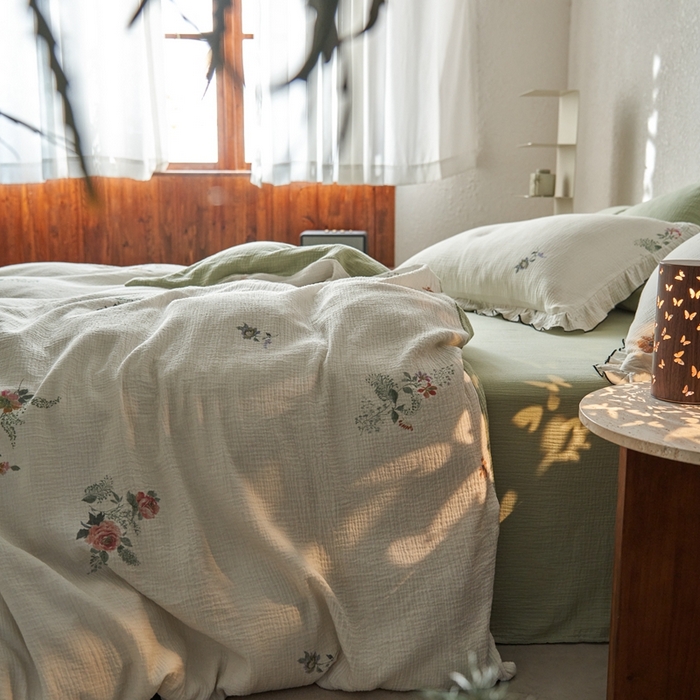 91家纺网 家纺一手货源 找家纺 安莱生活2025年新款全棉精梳棉双层纱绉纱数码印花四件套及夏凉被系列3 白茶清风