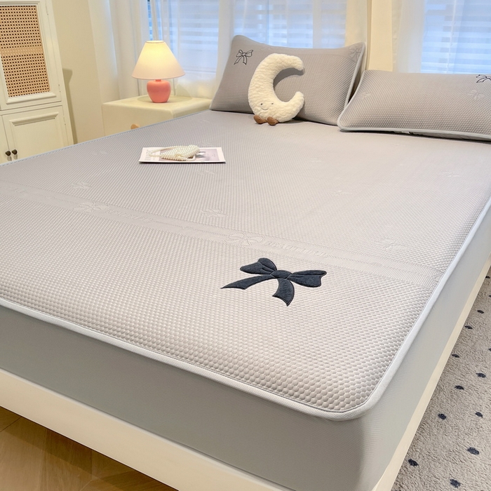 91家纺网 家纺一手货源 找家纺 （总）爱思凯家纺 2025新款凉感PE冰豆豆贴布绣软席-绮梦系列-床笠款 【场景二】