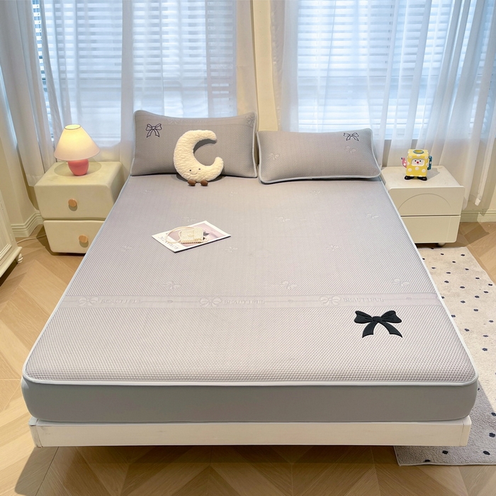 91家纺网 家纺一手货源 找家纺 （总）爱思凯家纺 2025新款凉感PE冰豆豆贴布绣软席-绮梦系列-床笠款 【场景二】