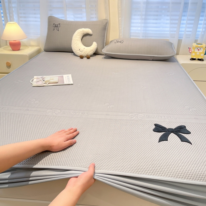 91家纺网 家纺一手货源 找家纺 （总）爱思凯家纺 2025新款凉感PE冰豆豆贴布绣软席-绮梦系列-床笠款 【场景二】