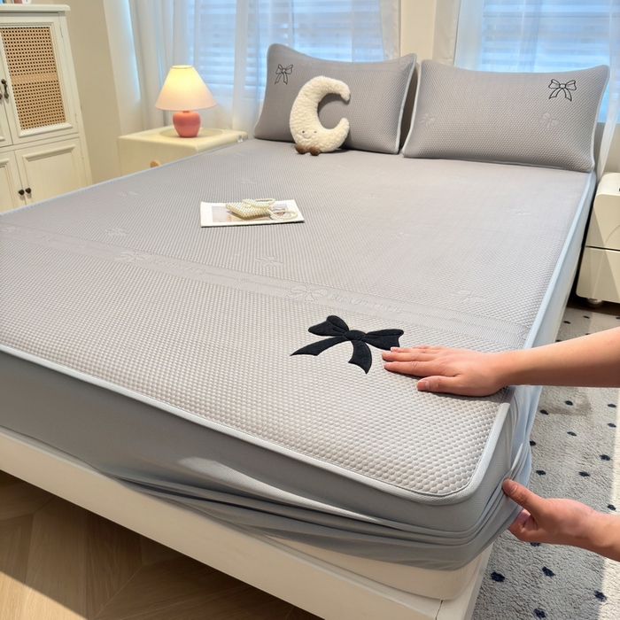 91家纺网 家纺一手货源 找家纺 （总）爱思凯家纺 2025新款凉感PE冰豆豆贴布绣软席-绮梦系列-床笠款 【场景二】