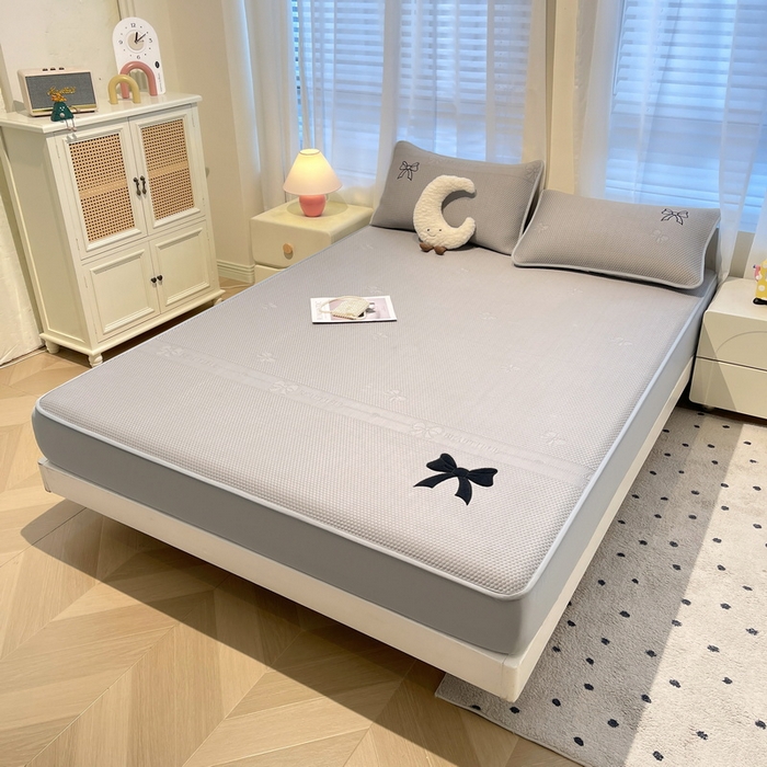 91家纺网 家纺一手货源 找家纺 （总）爱思凯家纺 2025新款凉感PE冰豆豆贴布绣软席-绮梦系列-床笠款 【场景二】