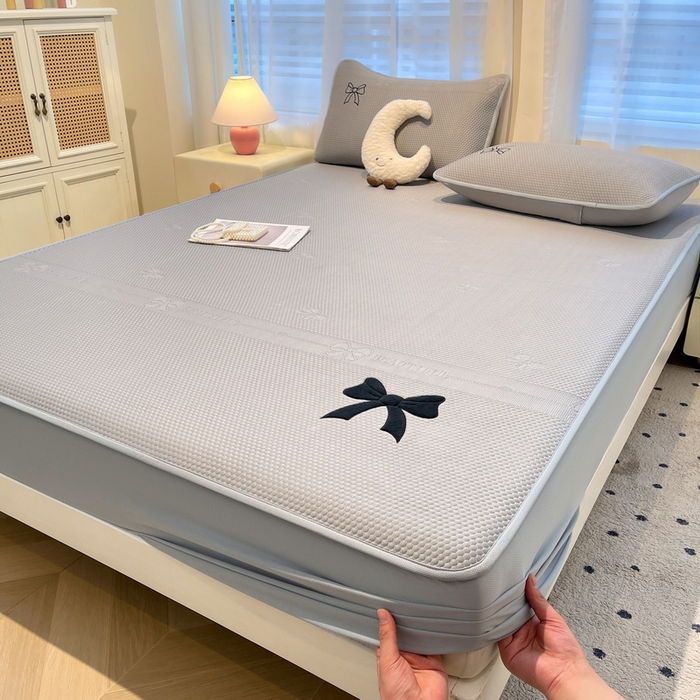 91家纺网 家纺一手货源 找家纺 （总）爱思凯家纺 2025新款凉感PE冰豆豆贴布绣软席-绮梦系列-床笠款 【场景二】