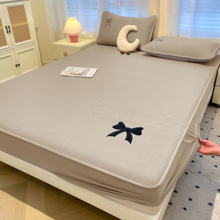 91家纺网 家纺一手货源 找家纺 （总）爱思凯家纺 2025新款凉感PE冰豆豆贴布绣软席-绮梦系列-床笠款 【场景二】