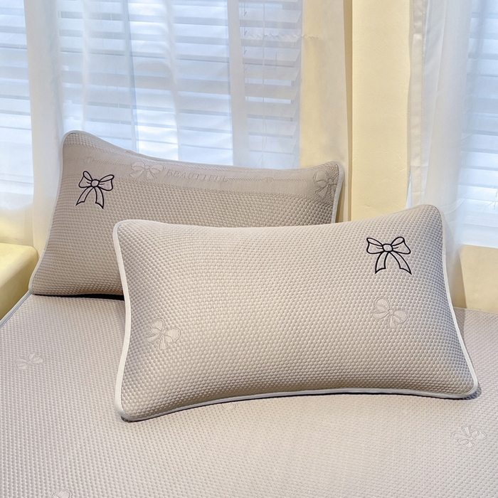 91家纺网 家纺一手货源 找家纺 （总）爱思凯家纺 2025新款凉感PE冰豆豆贴布绣软席-绮梦系列-床笠款 【场景二】