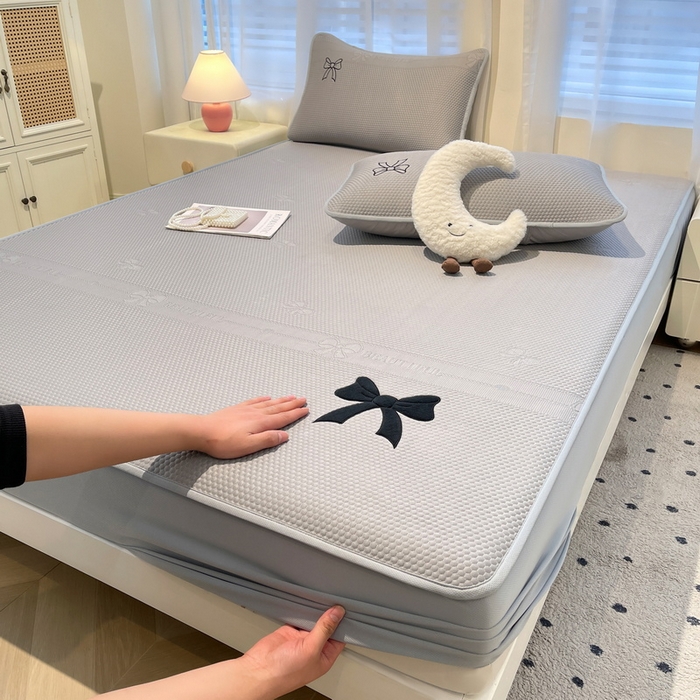 91家纺网 家纺一手货源 找家纺 （总）爱思凯家纺 2025新款凉感PE冰豆豆贴布绣软席-绮梦系列-床笠款 【场景二】