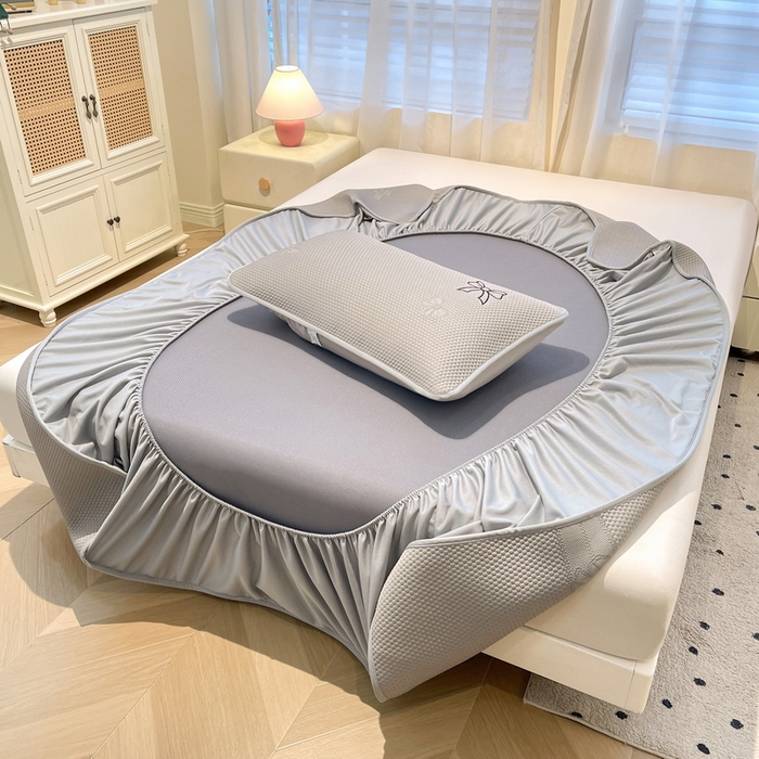 91家纺网 家纺一手货源 找家纺 （总）爱思凯家纺 2025新款凉感PE冰豆豆贴布绣软席-绮梦系列-床笠款 【场景二】