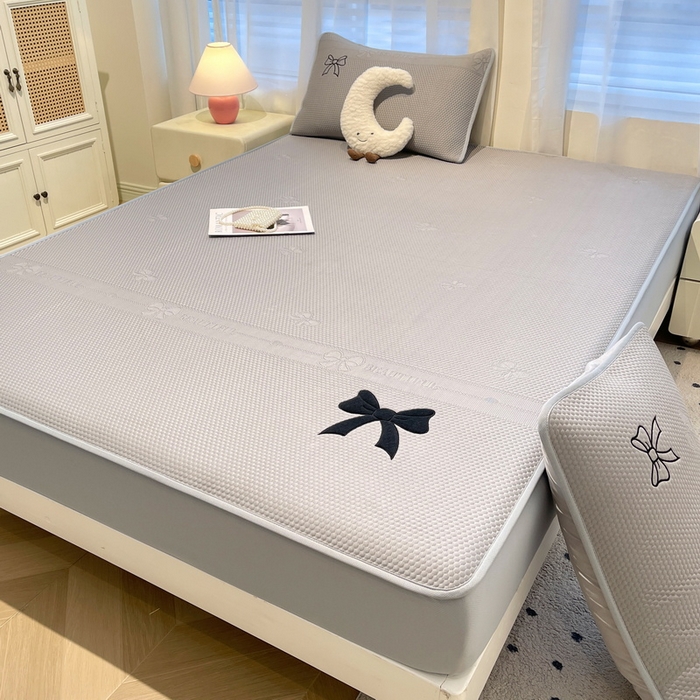 91家纺网 家纺一手货源 找家纺 （总）爱思凯家纺 2025新款凉感PE冰豆豆贴布绣软席-绮梦系列-床笠款 【场景二】