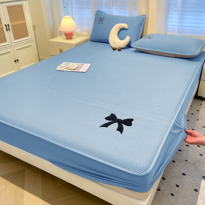 91家纺网 家纺一手货源 找家纺 （总）爱思凯家纺 2025新款凉感PE冰豆豆贴布绣软席-绮梦系列-床笠款 【场景二】