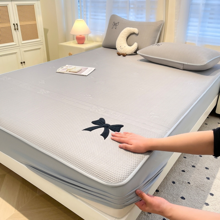 91家纺网 家纺一手货源 找家纺 （总）爱思凯家纺 2025新款凉感PE冰豆豆贴布绣软席-绮梦系列-床笠款 【场景二】