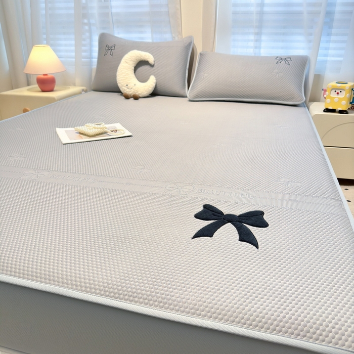 91家纺网 家纺一手货源 找家纺 （总）爱思凯家纺 2025新款凉感PE冰豆豆贴布绣软席-绮梦系列-床笠款 【场景二】